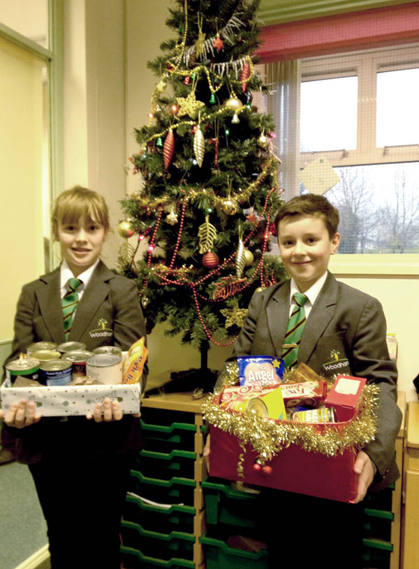 Students Donate Hampers to Elderly
