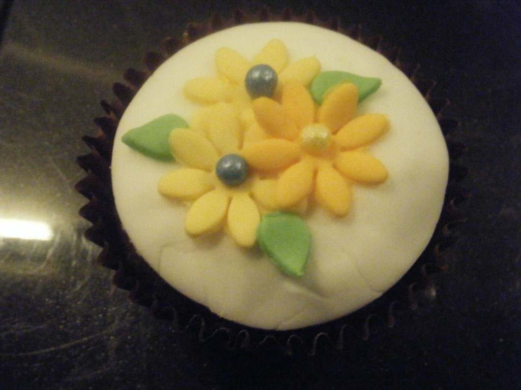 Daisies-on-cupcake