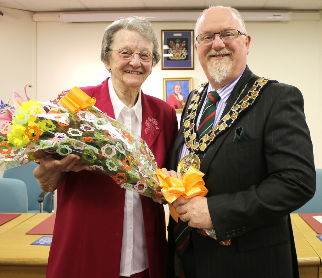 mayor receives bouquet