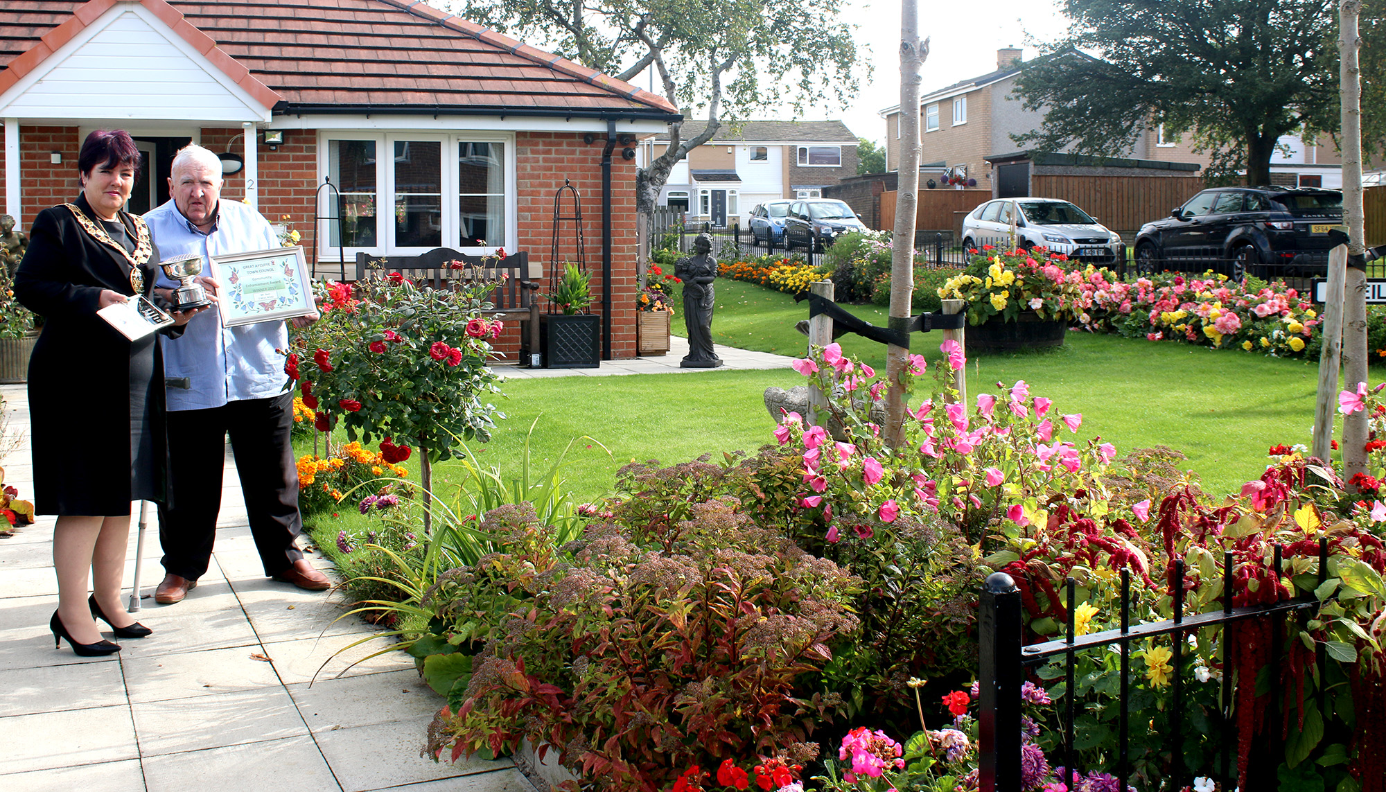 Mayor Presents Garden Award