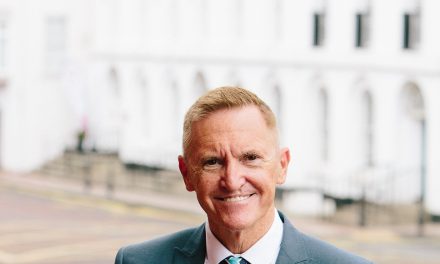 Chief executive of leading council announces retirement