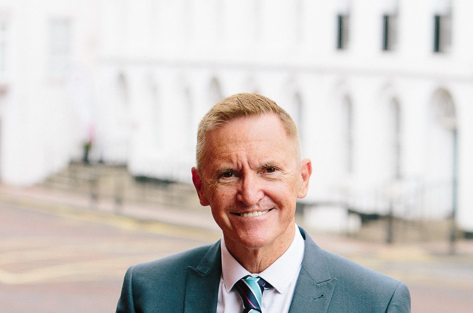 Chief executive of leading council announces retirement